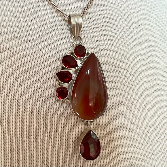 Silver plated/silver red stone pendant on a sterling silver chain - Picture 5 of 16